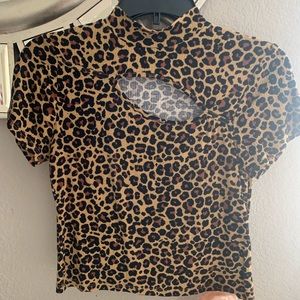 Super cute cheetah print shirt with a hole detail in the front.